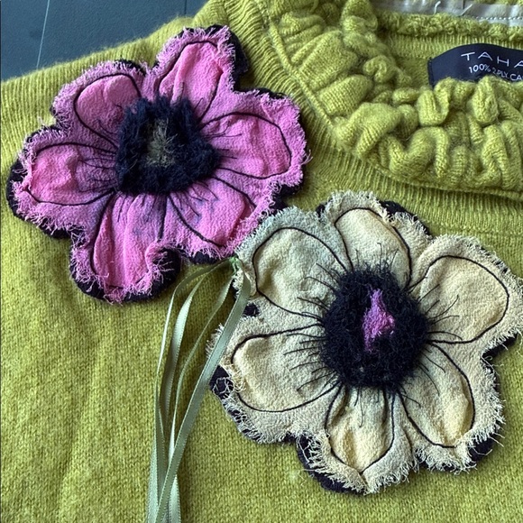 Tahari Woman Lime Green Sweater with Floral Accents.100%2-PLY Cashmere - Picture 10 of 12